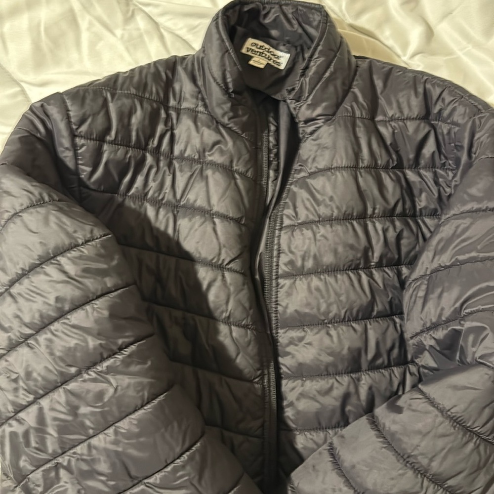 Packable puffer jacket